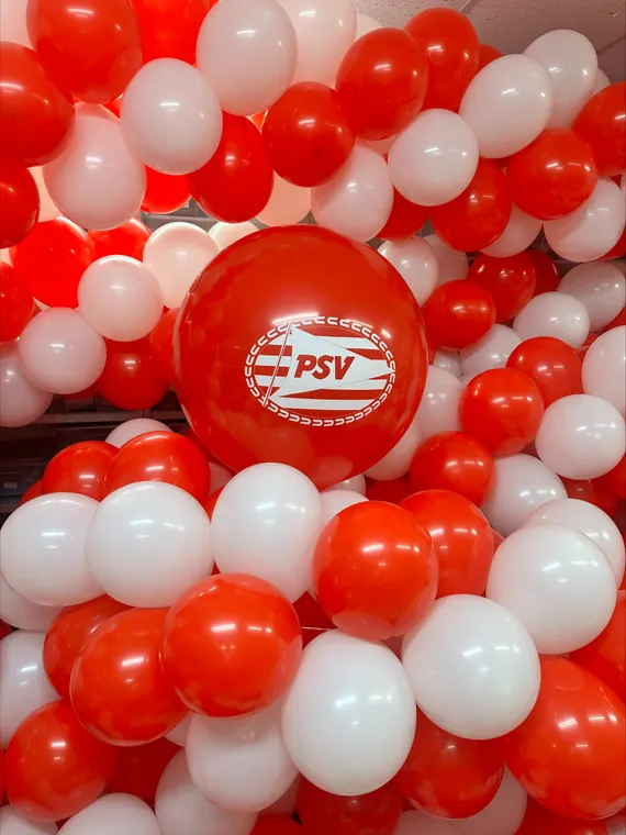 Rood-witte ballondecoratie met een grote bedrukte ballon