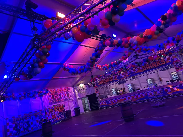 Kleurrijke ballonguirlandes boven een evenement