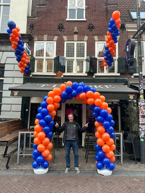 Blauw-oranje ballonboog met bijpassende pilaren