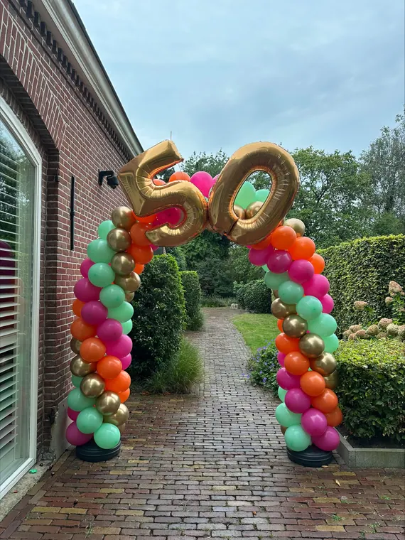 Kleurrijke organische ballonboog buiten