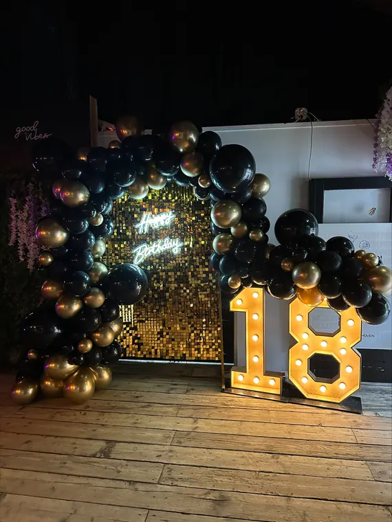 Zwart-gouden jubileumdecoratie met verlichte cijfers