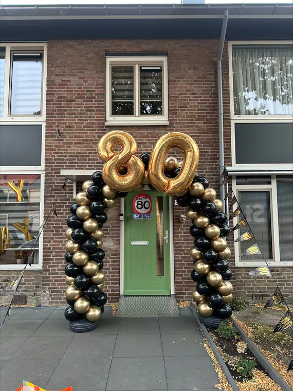 Ballonpilaren met gouden jubileumcijfers