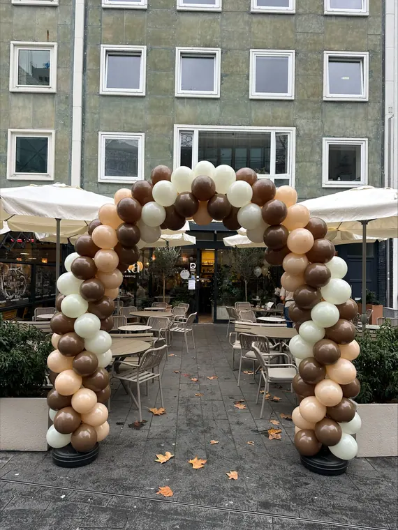 Crèmekleurige organische ballonboog buiten