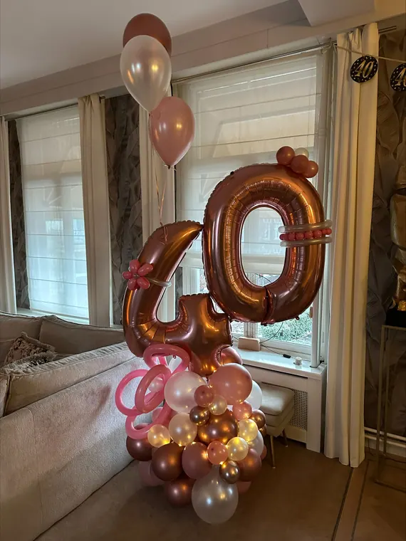 Ballonsculptuur met gouden cijfers voor een verjaardag