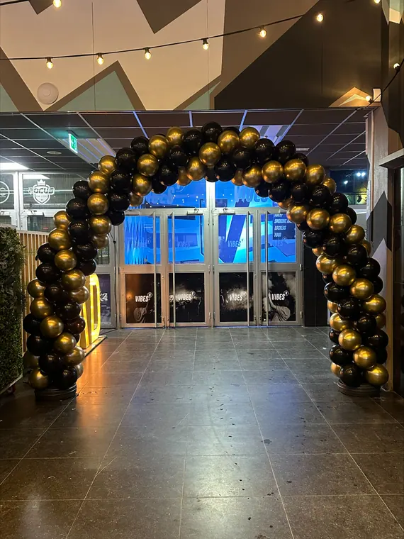 Zwart-gouden ballonboog in een hal