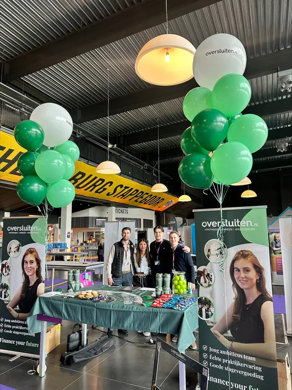 Groen-witte ballonfiguren op een evenement