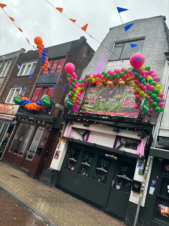Organische ballonguirlande langs een cafégevel