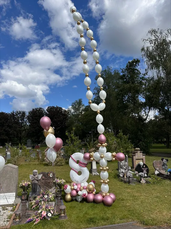 Hoge wit-roze ballonsculptuur buiten